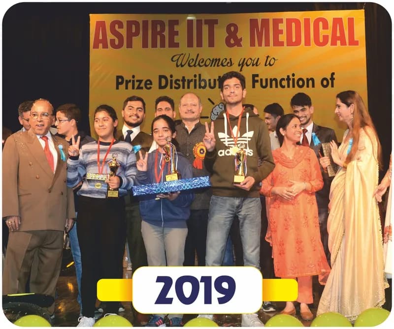 Brain of Himachal 2019 prize distribution: winners with trophies and guests on stage under an Aspire IIT & Medical banner (year label printed on the image)