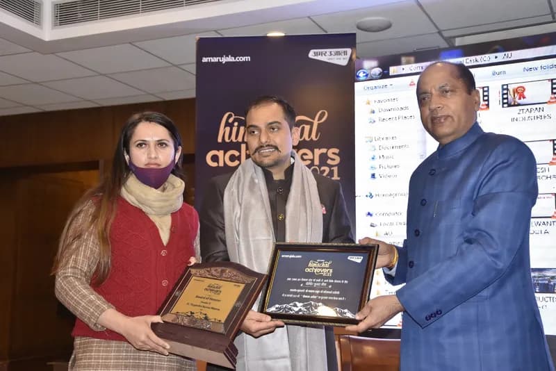 Aspire representatives receiving award plaques from the chief guest at the Himachal Achievers 2021 event