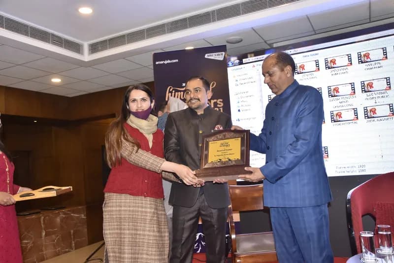 Chief guest presenting an award plaque to an Aspire representative at the Himachal Achievers 2021 event