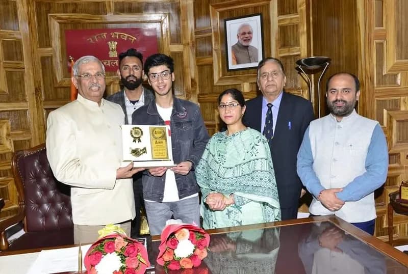 The Governor of Himachal Pradesh presenting a memento to a NEET 2022 state topper from Aspire at Raj Bhavan, Shimla, with family members and Aspire faculty